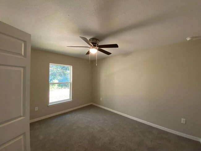 Building Photo - Custom Home - Desirable SW Ocala Neighborhood 3/2/2 **Won't Last**