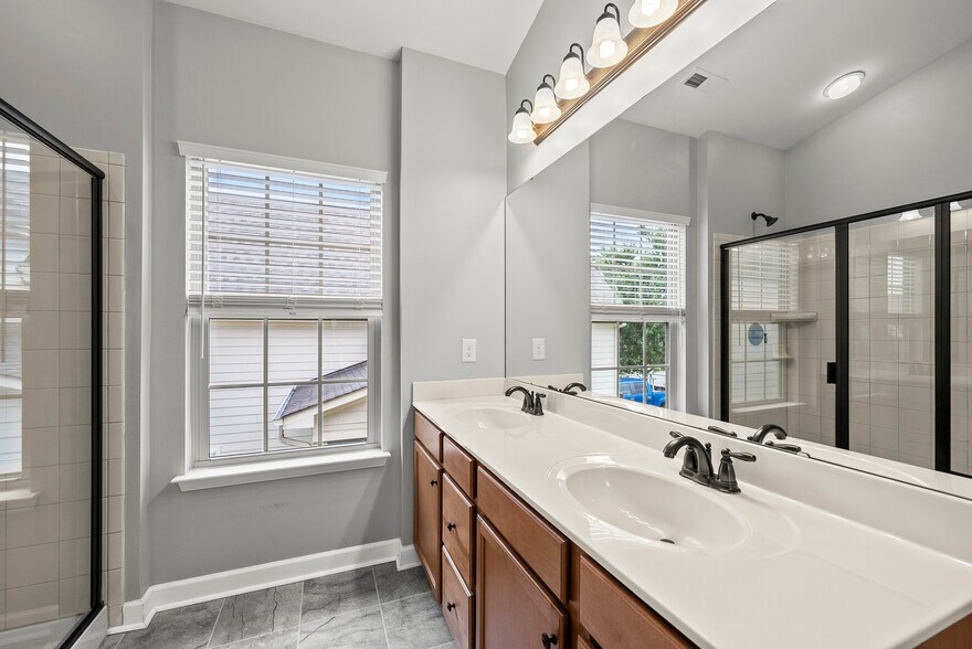 Building Photo - 1004 Crinoline Ln