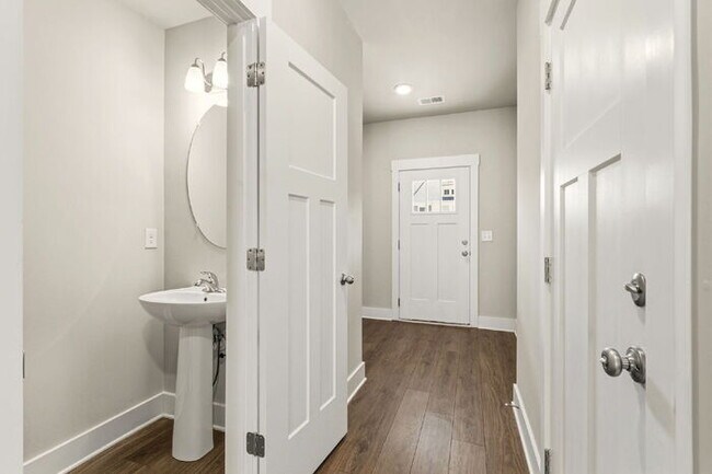 Building Photo - Craftsman 3BD Townhome Near Downtown Greenville | Garage + Granite Kitchen