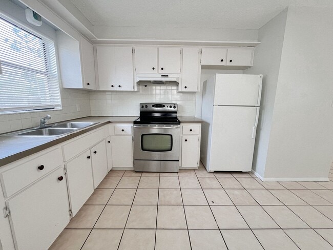 Building Photo - 2 BED/1 BATH COMING SOON!