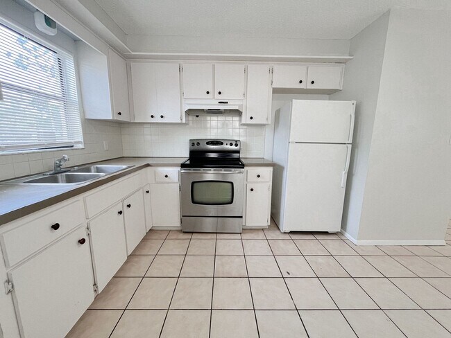 Building Photo - 5723 Silver Spur Dr