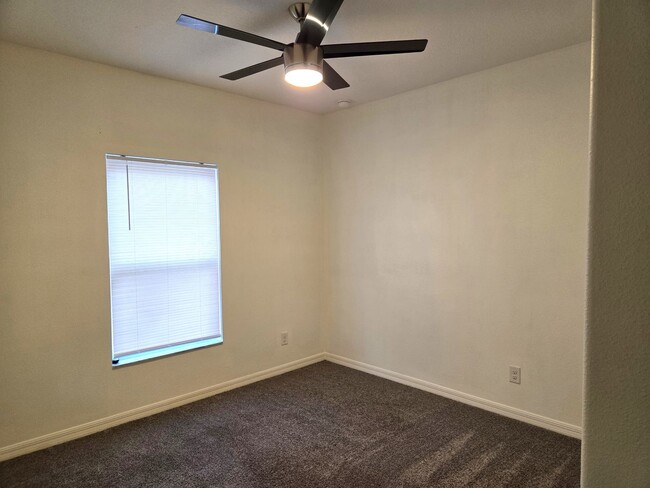 Building Photo - Move in Ready 3/2 in Lago Katrina