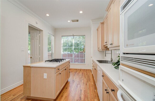 Building Photo - 1931 Woodbury St