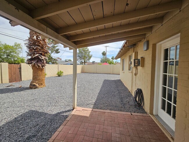 Building Photo - Scottsdale - 5 bedroom, 3 bath - Remodeled...
