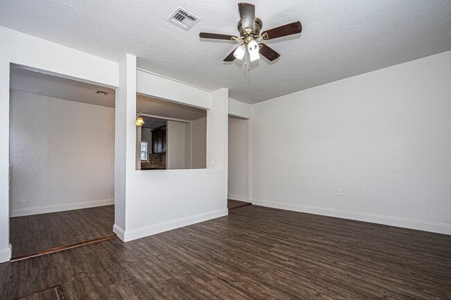 Building Photo - 2 Bed/1 Bath Home Near OCU!