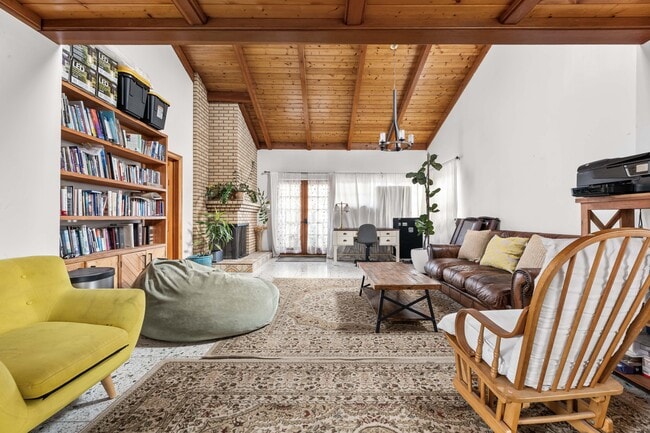 Building Photo - High Ceiling & Morning Light Bedroom