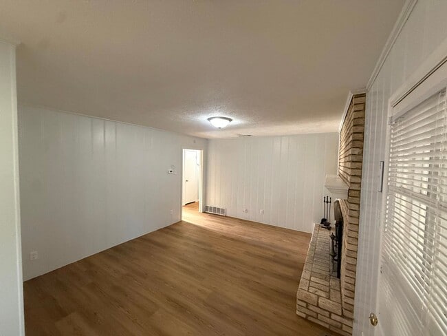 Building Photo - 835 Hill City Dr