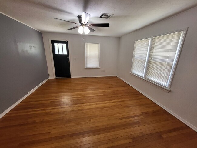 Building Photo - 3 bedroom 1 bathroom house with garage and...