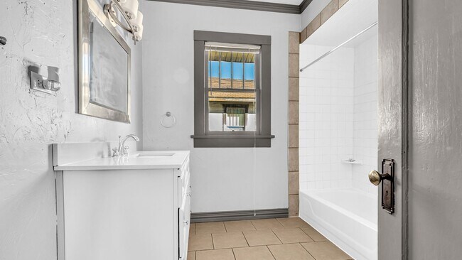 Building Photo - Two Bed Located in SW Ardmore
