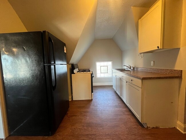 Building Photo - 666 Sims Ave