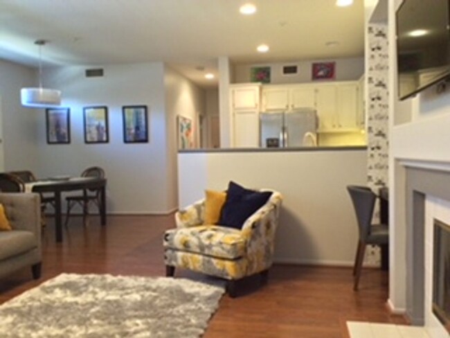 Building Photo - Charming Upper End Unit 2 Bed 2 Bath Condo