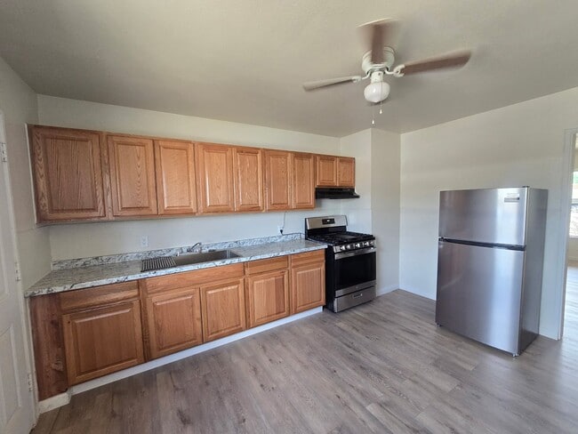 Building Photo - 1506 W Yucca Ave