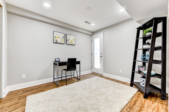 Building Photo - 3 Bed 2.5 Bath - Bloomingdale Condo - 1 Assigned Parking Space