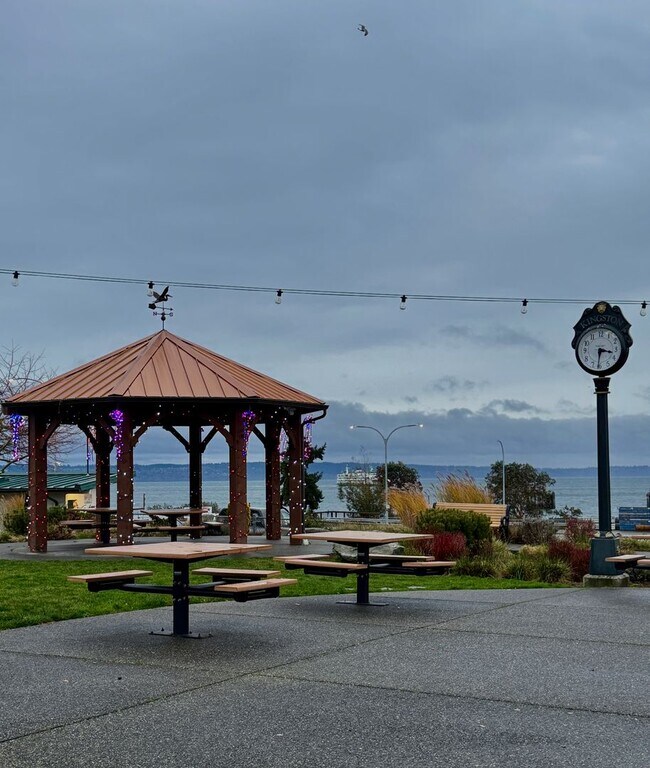 Building Photo - In town Kingston, walking distance to the Seattle and Edmonds ferry, main floor condo