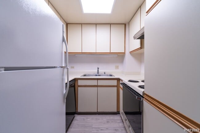 Building Photo - 1BR/1BA/1 parking in Royal Capitol Plaza.