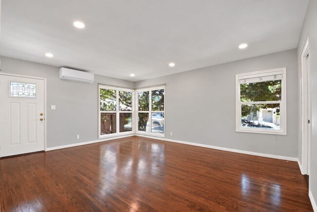 Building Photo - 1425 Termino Ave