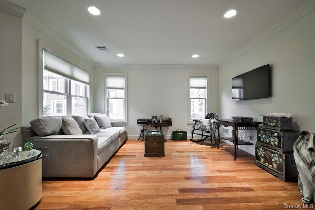 Building Photo - 702 Equestrian Way