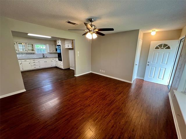 Building Photo - 300 W 4th St