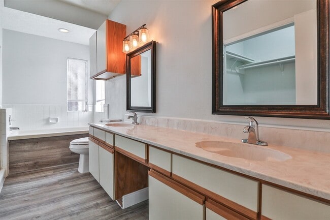 Building Photo - 10910 Scenic Dr