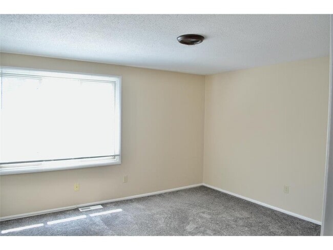 Building Photo - 335 Elan Ct