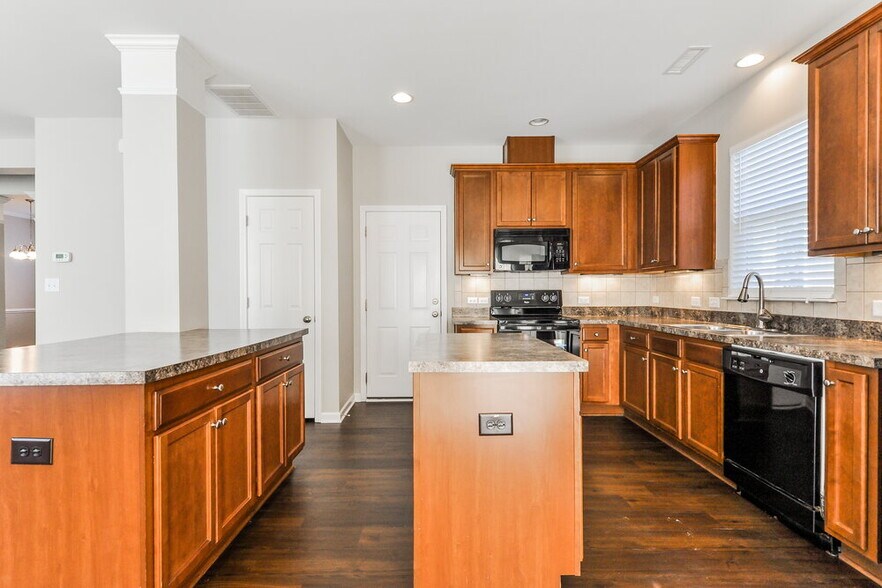 Building Photo - 698 Shefford Town Dr