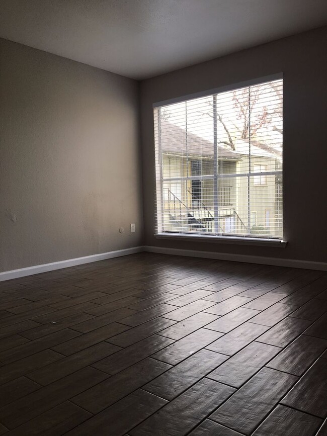 Building Photo - 2 BR 2.5 BA Two Story Townhome