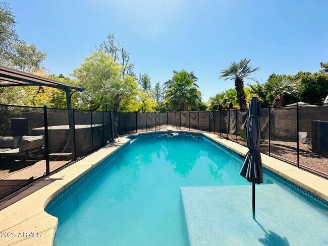 Building Photo - 727 W Mendoza Cir