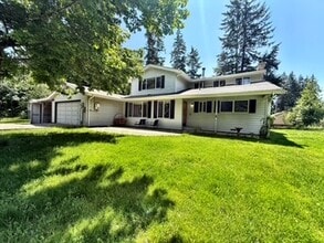 Building Photo - 450 NE Riverhill Dr