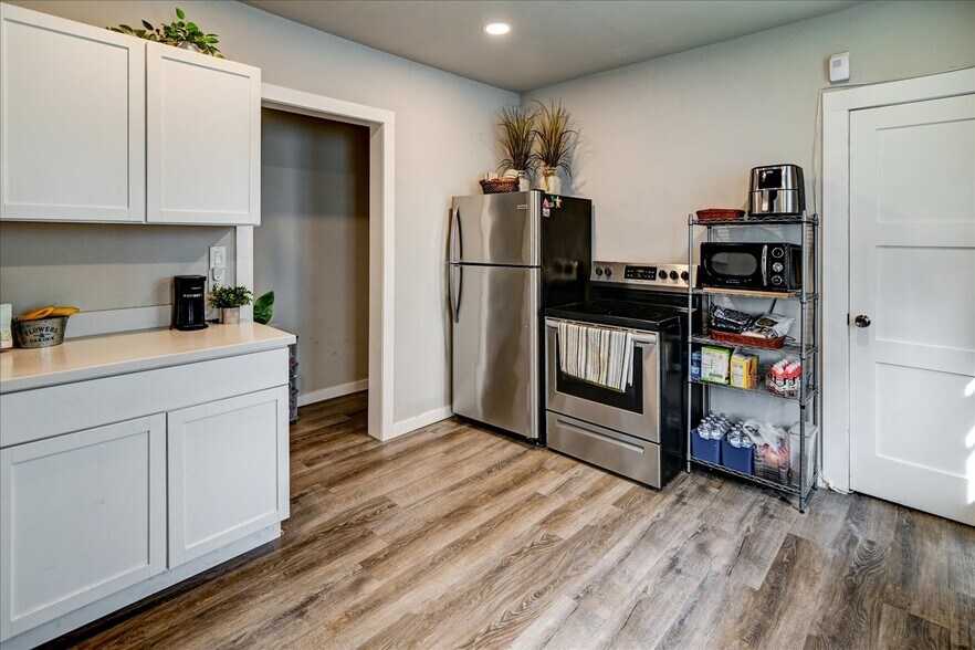 Building Photo - 205 S Fair Oaks Ave