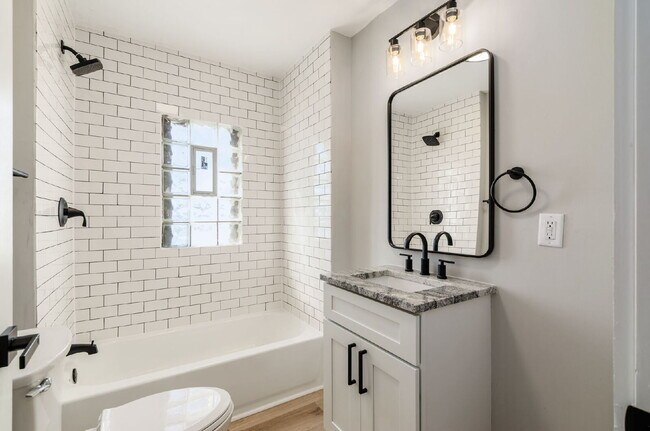 Building Photo - 2 Bedroom - Beautifully renovated, modern townhome close to downtown Columbus!