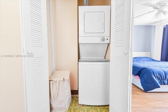 Building Photo - 8105 Lagos De Campo Blvd