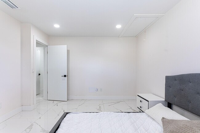 Building Photo - 8545 Casa Del Lago