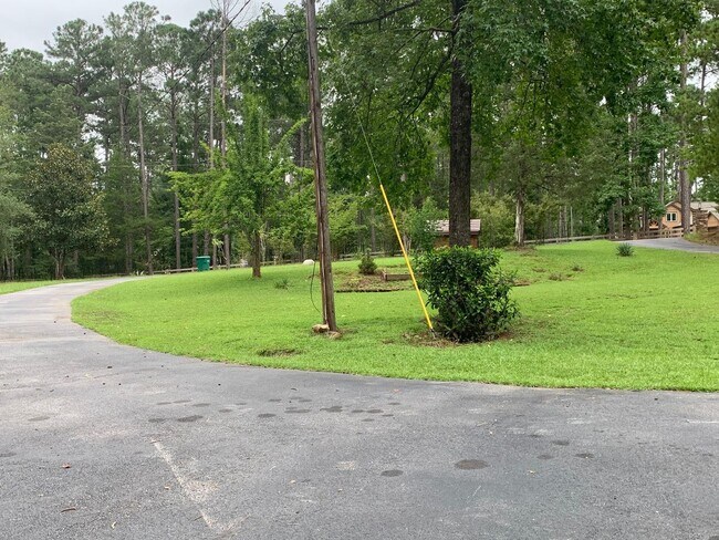 Building Photo - LIVE ON THE LAKE!!