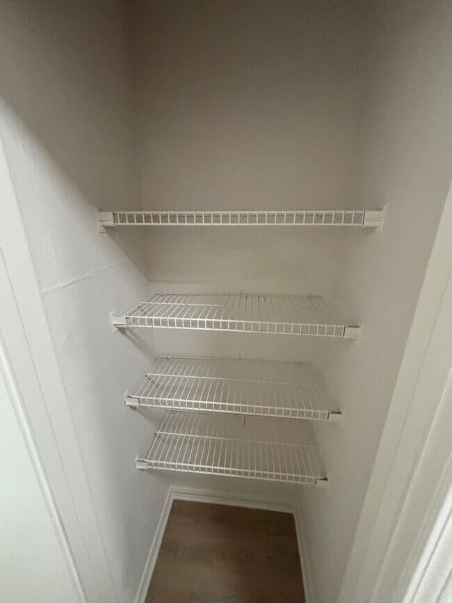 Building Photo - Great Location!