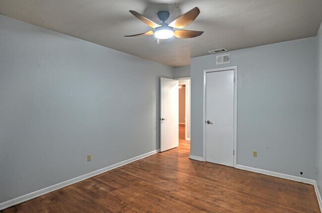 Building Photo - 2138 Lynbrook Ln