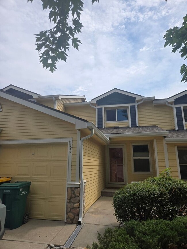 Building Photo - Updated 3BR Townhouse with Garage Availabl...