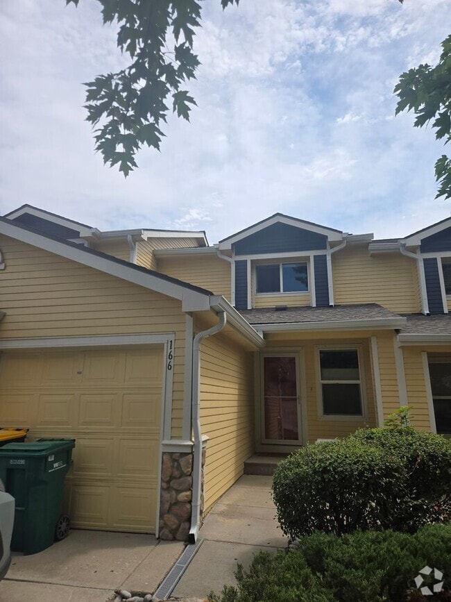 Building Photo - Updated 3BR Townhouse with Garage Availabl...