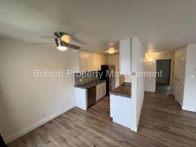 Building Photo - 400 S Saliman Rd