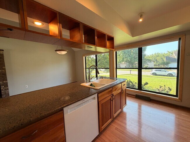Building Photo - 1795 Forest Lake Dr SE