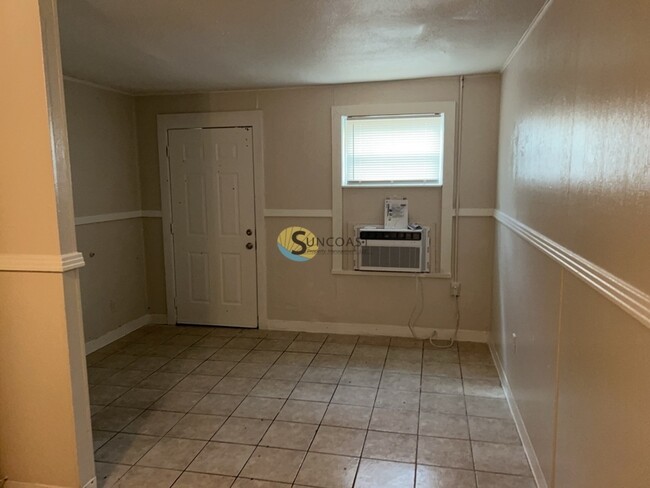 Building Photo - CHECK ME OUT 1BED/1BATH BUNGALOW WITH A GR...