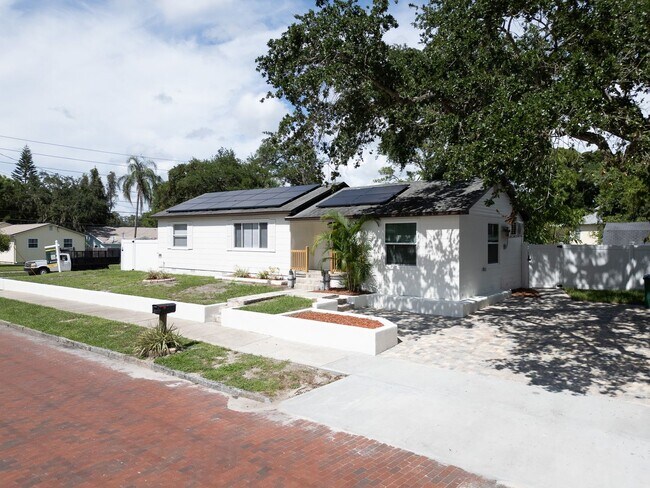 Building Photo - Charming 3BD/2BTH Home with Private Backya...