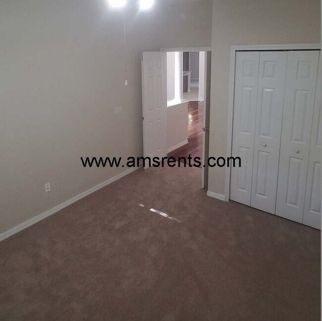 Building Photo - Spacious 5 bedroom home in Hunter Creek