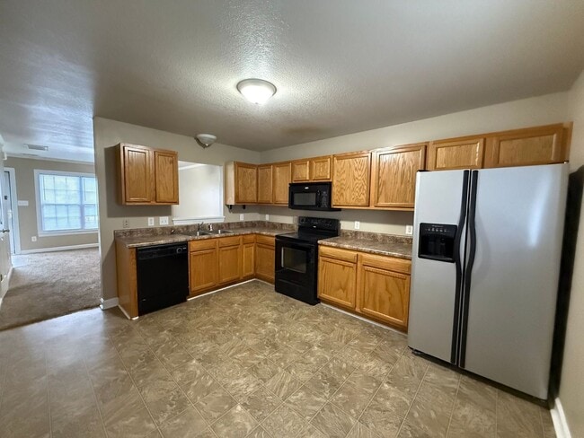 Building Photo - Nice 2 bedroom,  1.5 bath townhouse