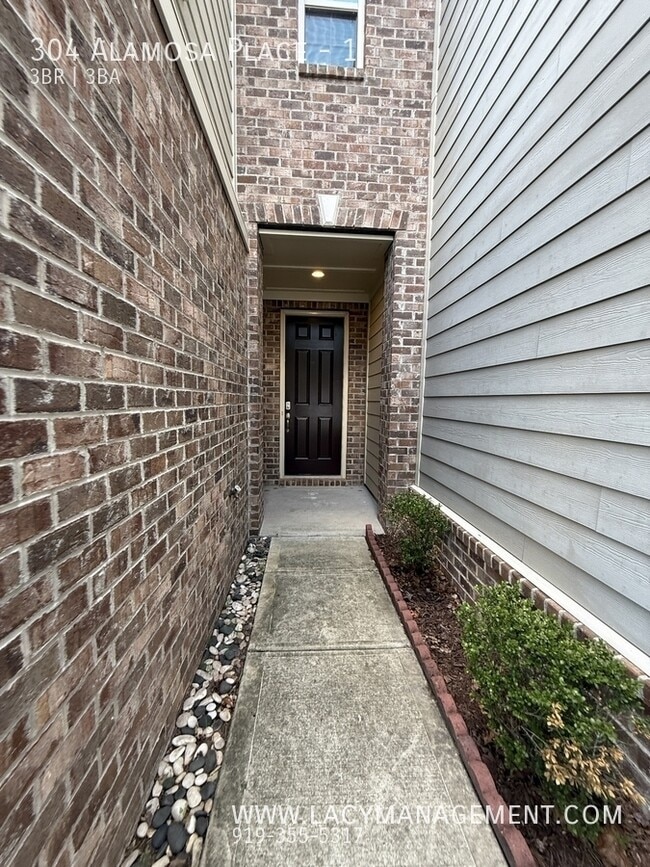 Building Photo - 304 Alamosa Pl