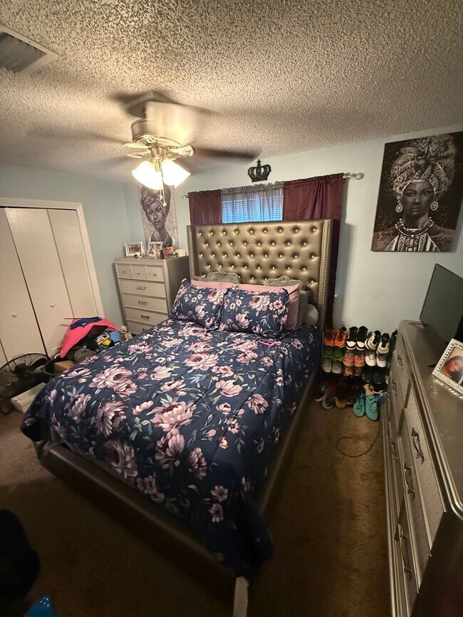 Building Photo - Upgraded 2BR/1.5BA Townhouse Apartment Con...