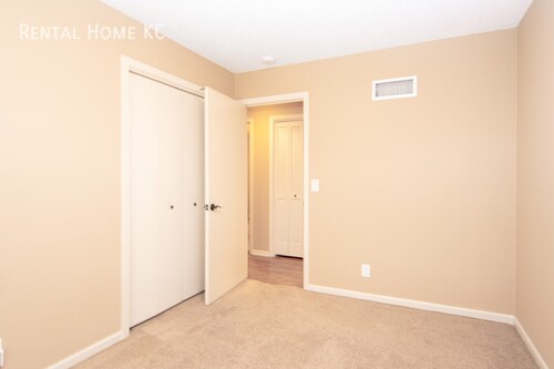 Building Photo - Beautifully updated split level with Finis...