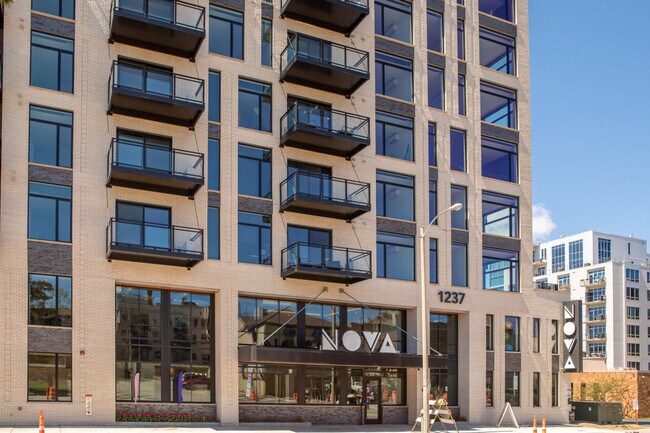 Building Photo - 1237 N Van Buren St