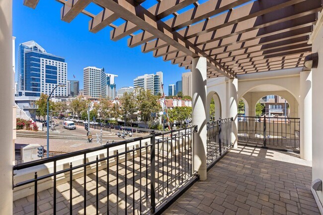 Building Photo - Stunning Marina District 2 Bedroom + a Lof...