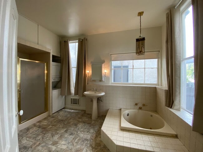 Building Photo - 190 W K St