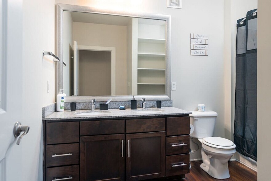 Building Photo - 2525 Solana Way